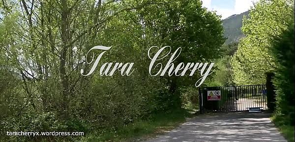  Tara Cherry prend son pied avec son sex toy